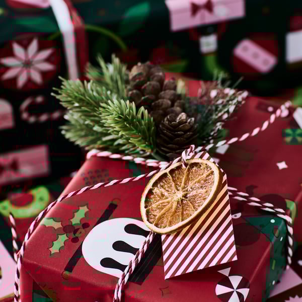 VINTERFINT artificial bouquet attached to a gift wrapped gift. 