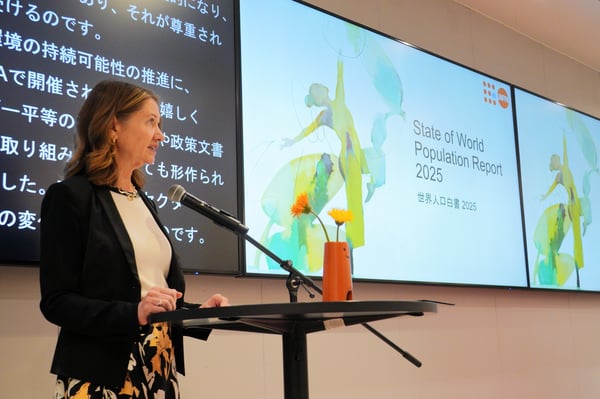 スピーチする人