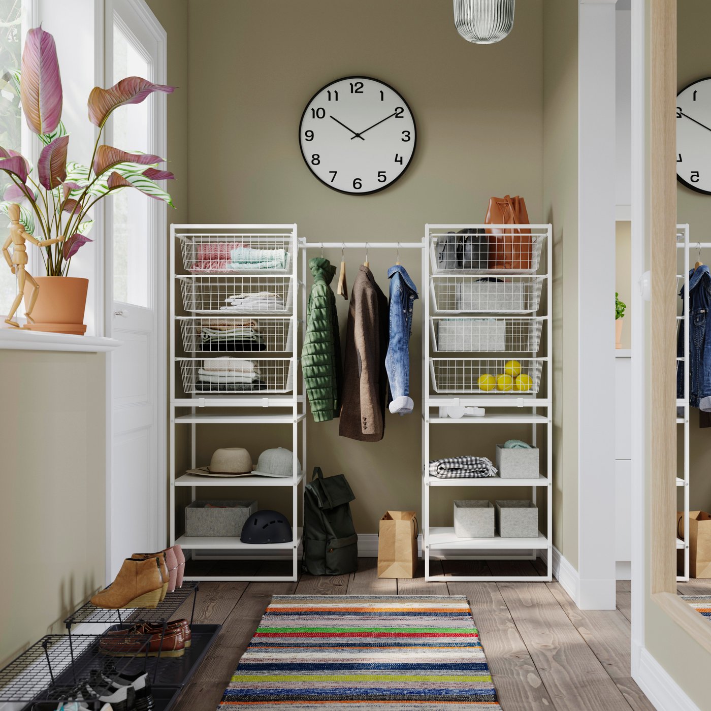 Bílošedý kovový nábytek do předsíně JONAXEL. Před sestavou se nachází kobereček a otevřené botníky.