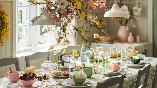 A pale pink/blue BLODBJÖRK vase in the dining room.
