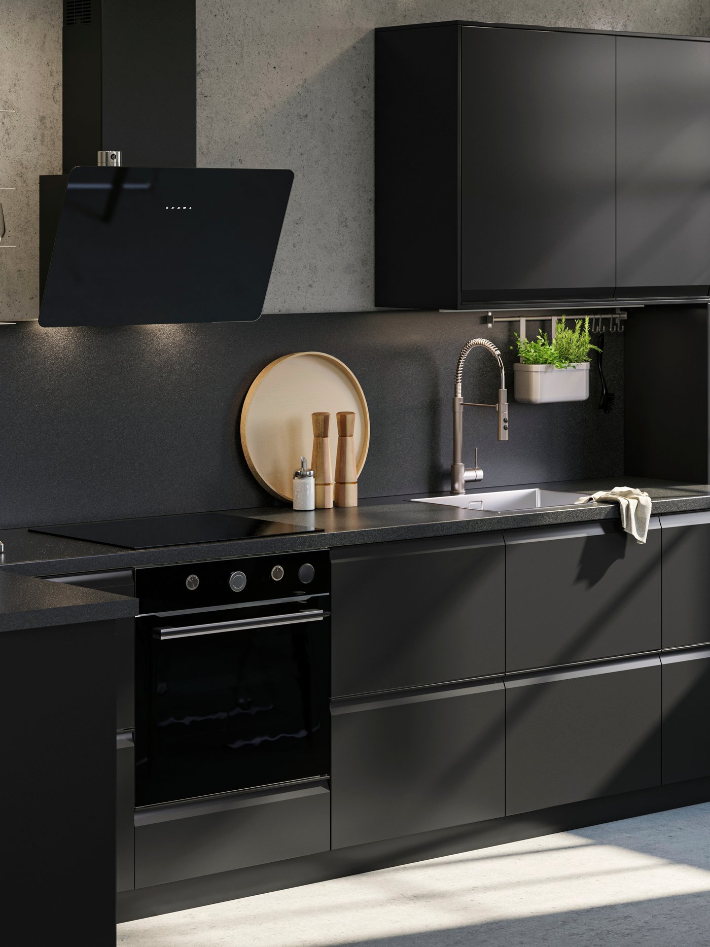 Eine matte anthrazitfarbene Küche mit UPPLÖV Fronten.