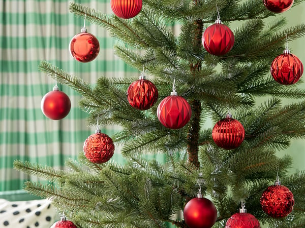 árvore de natal com decoração vermelha