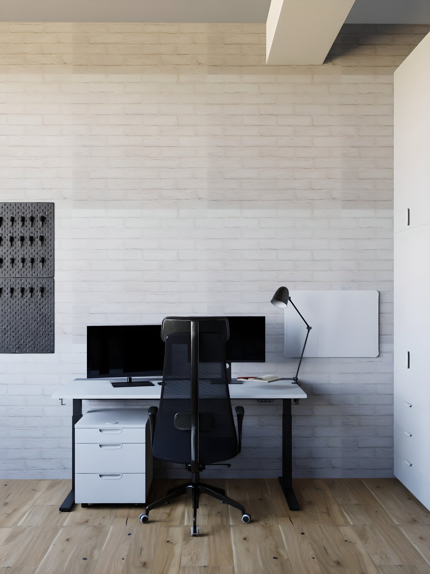 Einzelner Schreibtisch vor einer Klinkerwand