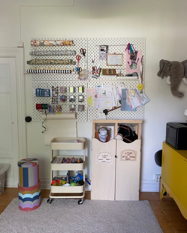 Eine Wand mit Lochplatten als Aufbewahrungslösung. 