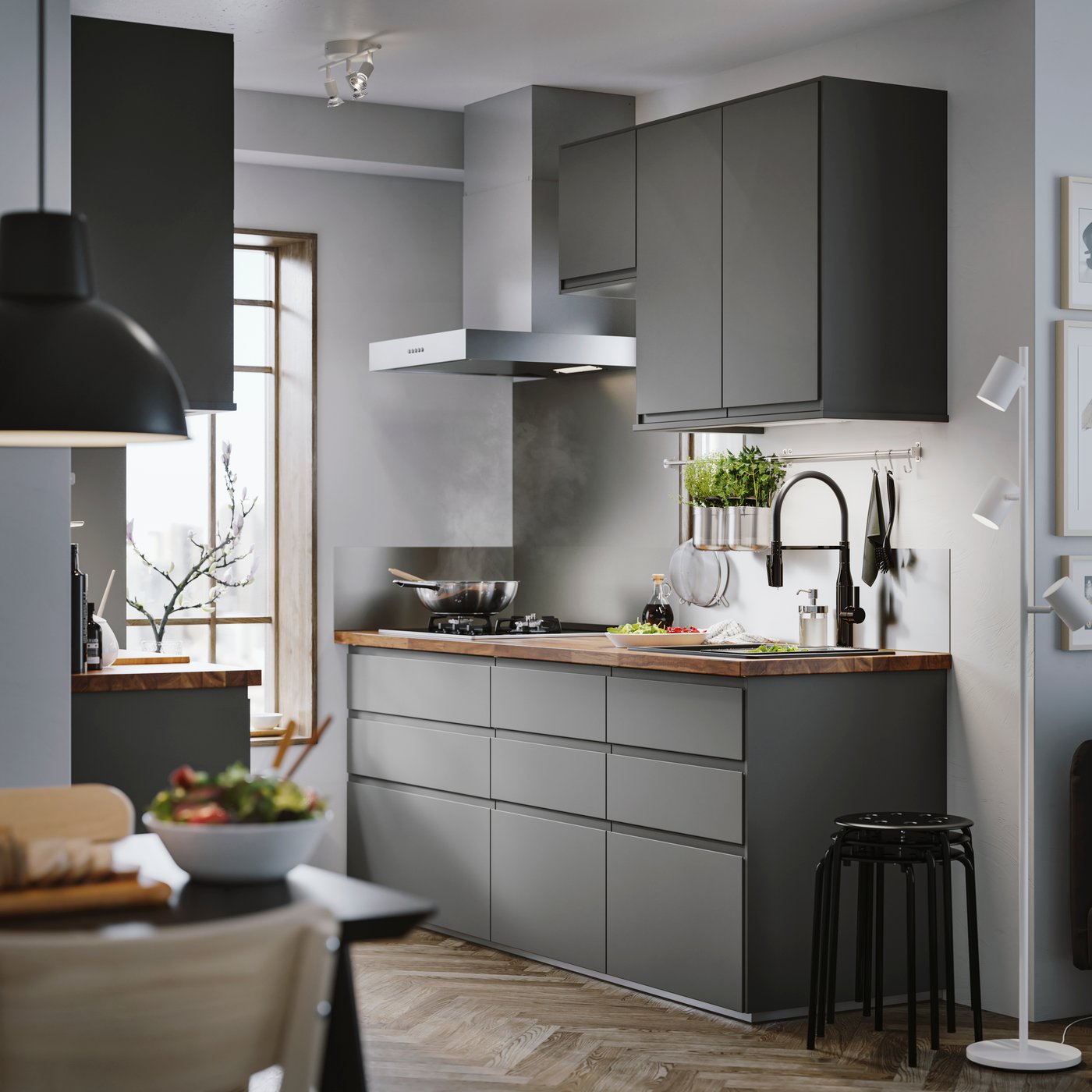 Ett kök med VOXTORP mörkgrå luckor. 