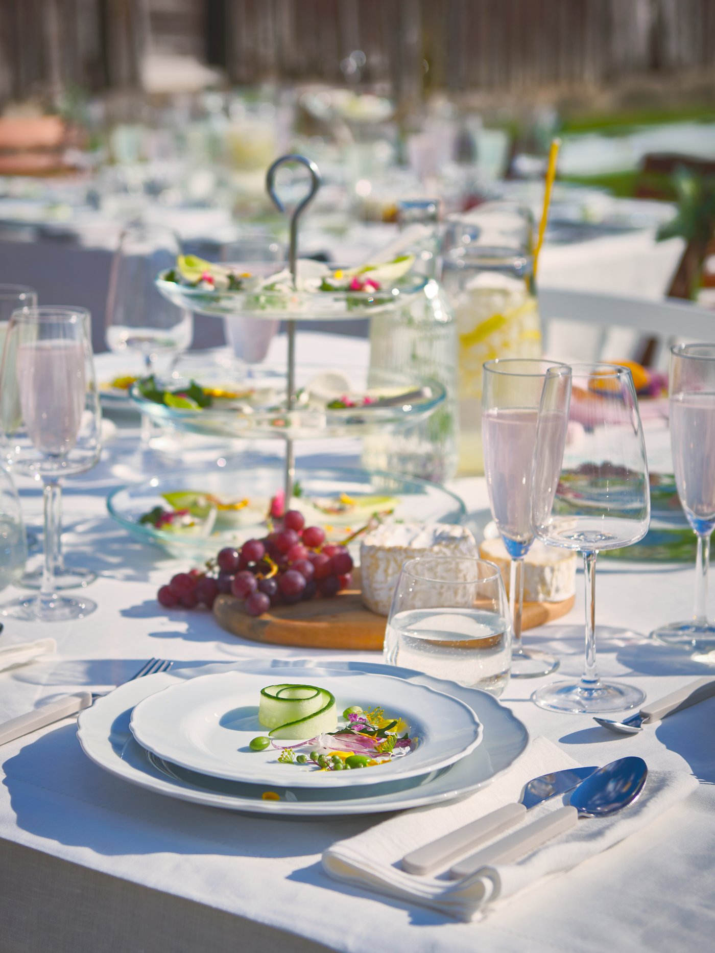 16-piece beige UPPHÖJD cutlery set for the dining room.