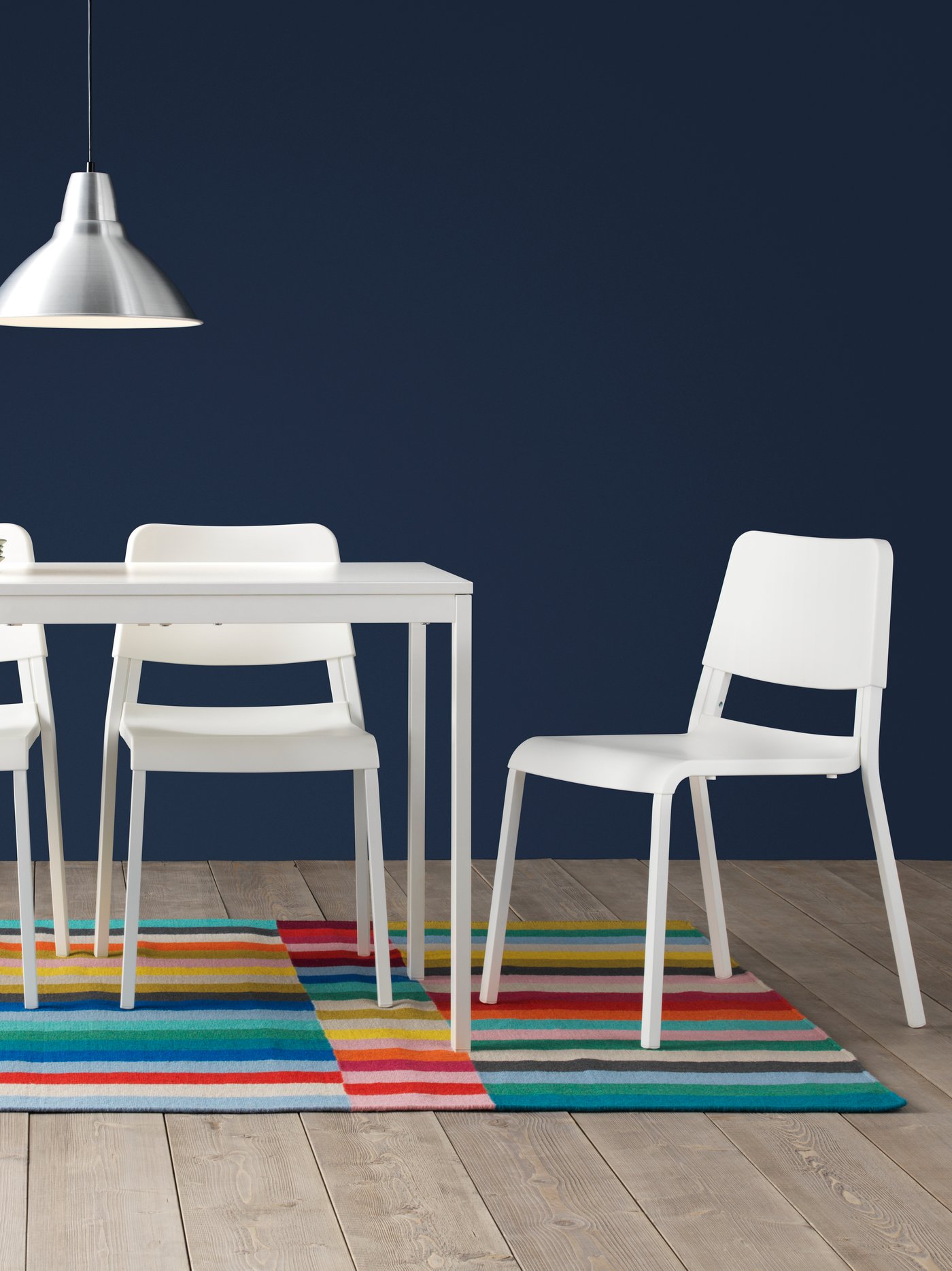 A white TEODORES chair in the dining room