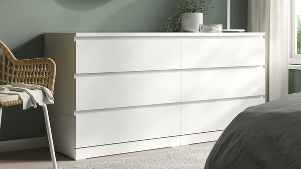 Een witte MALM ladekast met 6 lades