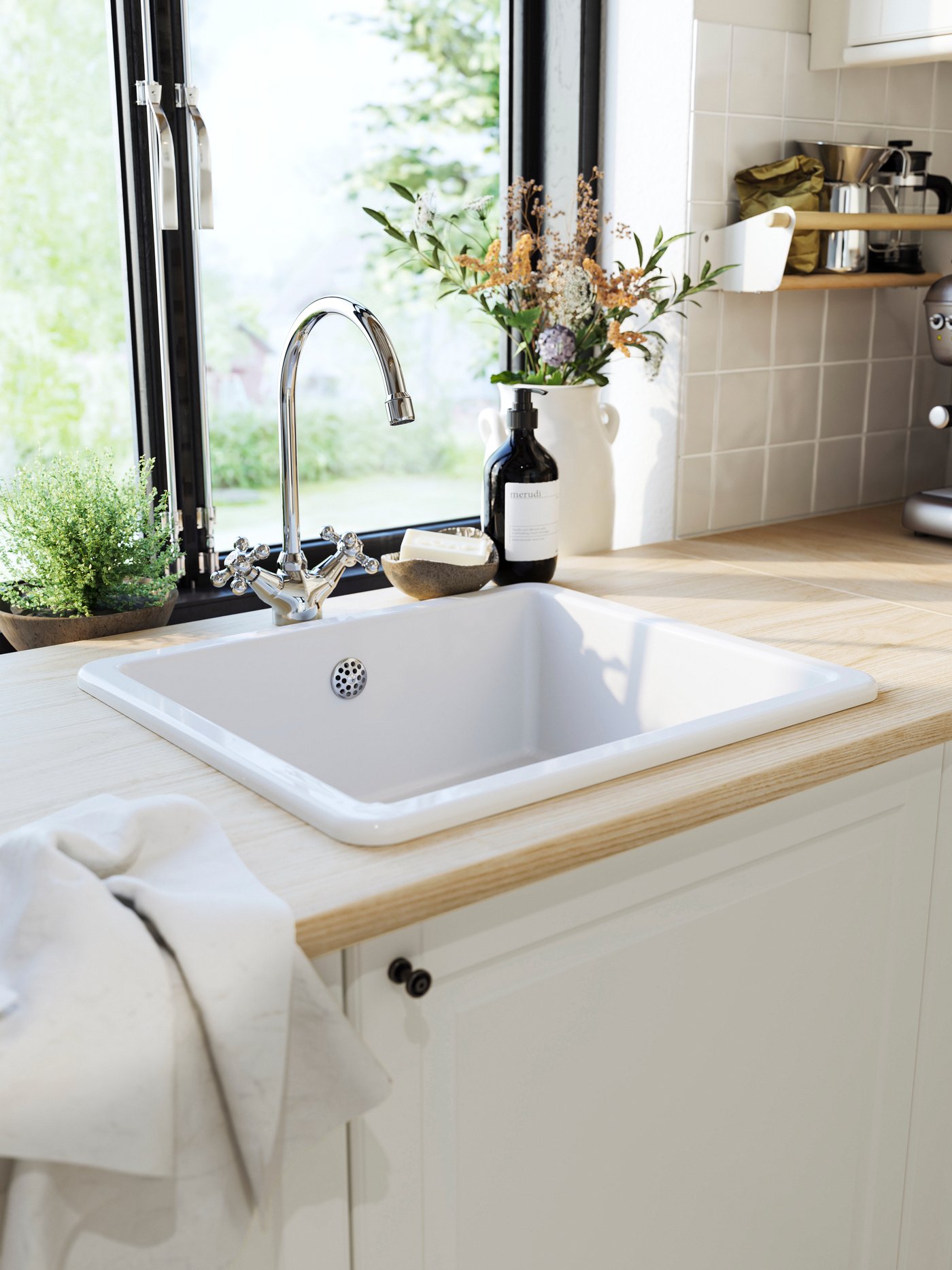 Un lavaplatos HAVSEN blanco con un grifo de cocina IKEA.