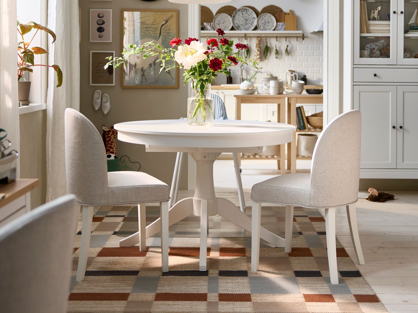 A birch effect RÖDALM frame in the dining room