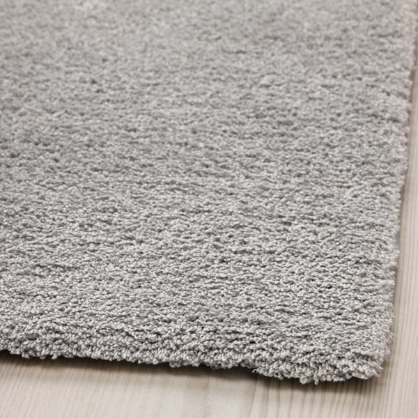 A light grey KNARDRUP rug, low pile