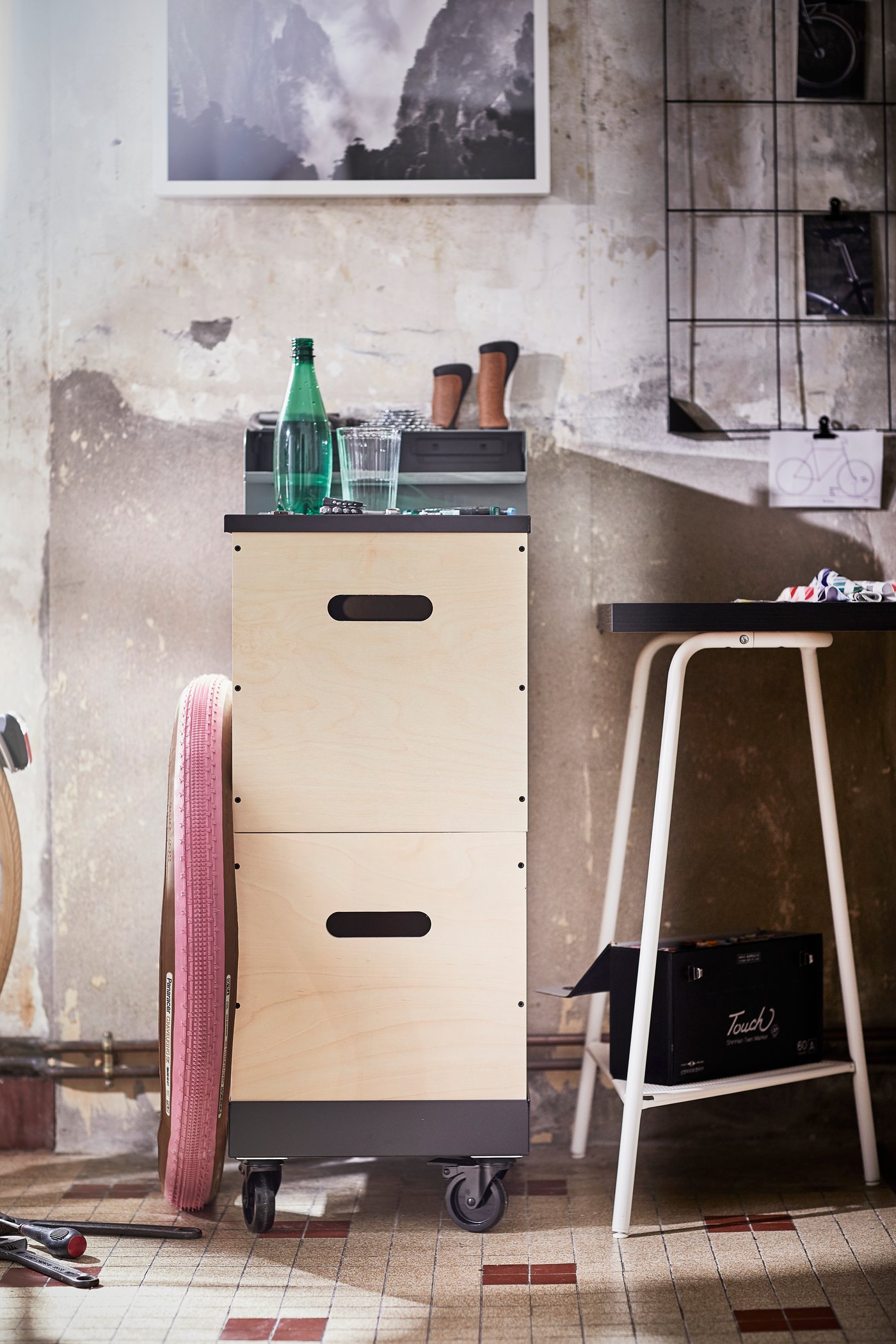 TILLSLAG
Asztalbak, fehér fém