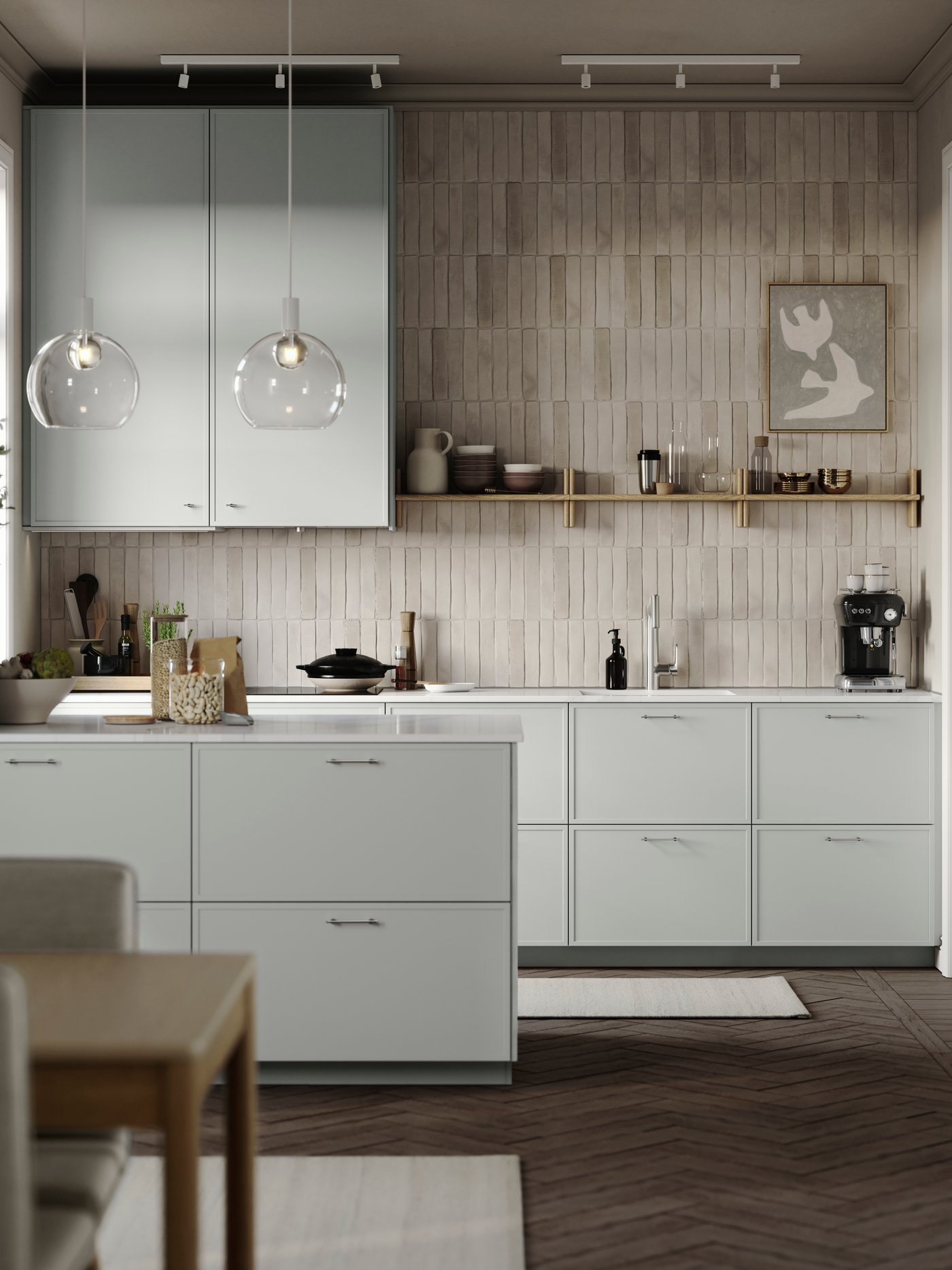 Een moderne keuken met betegelde wanden, lichtgrijze ASPUDDEN keukenfronten, houten vloeren en een wit werkblad.