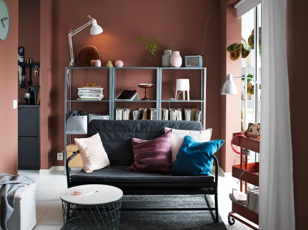 Une étagère HYLLIS d'intérieur/extérieur dans le salon