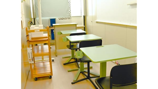 明るい色のワゴン、デスクが並んでいる。