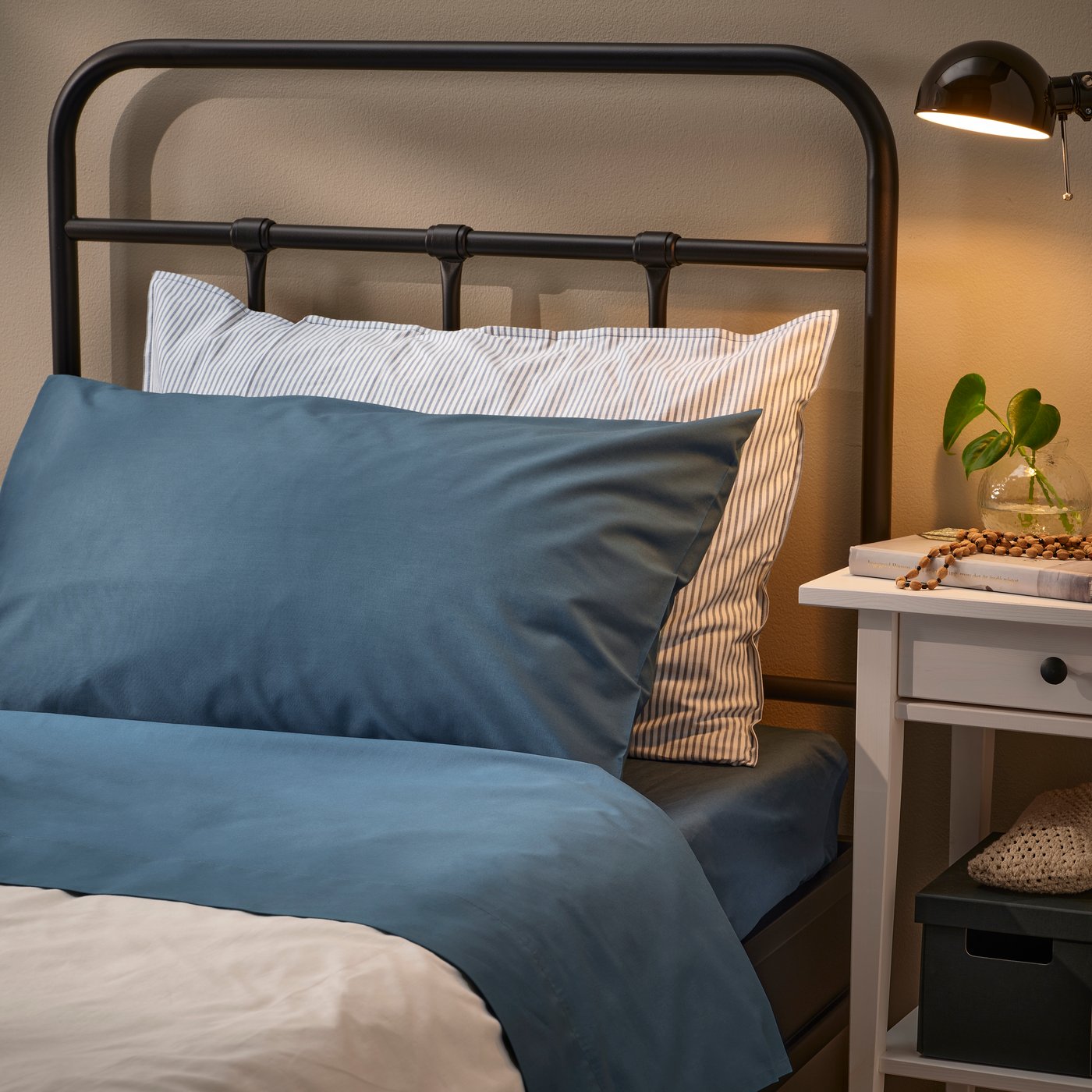 Juego de sábanas DVALA en color azul. 