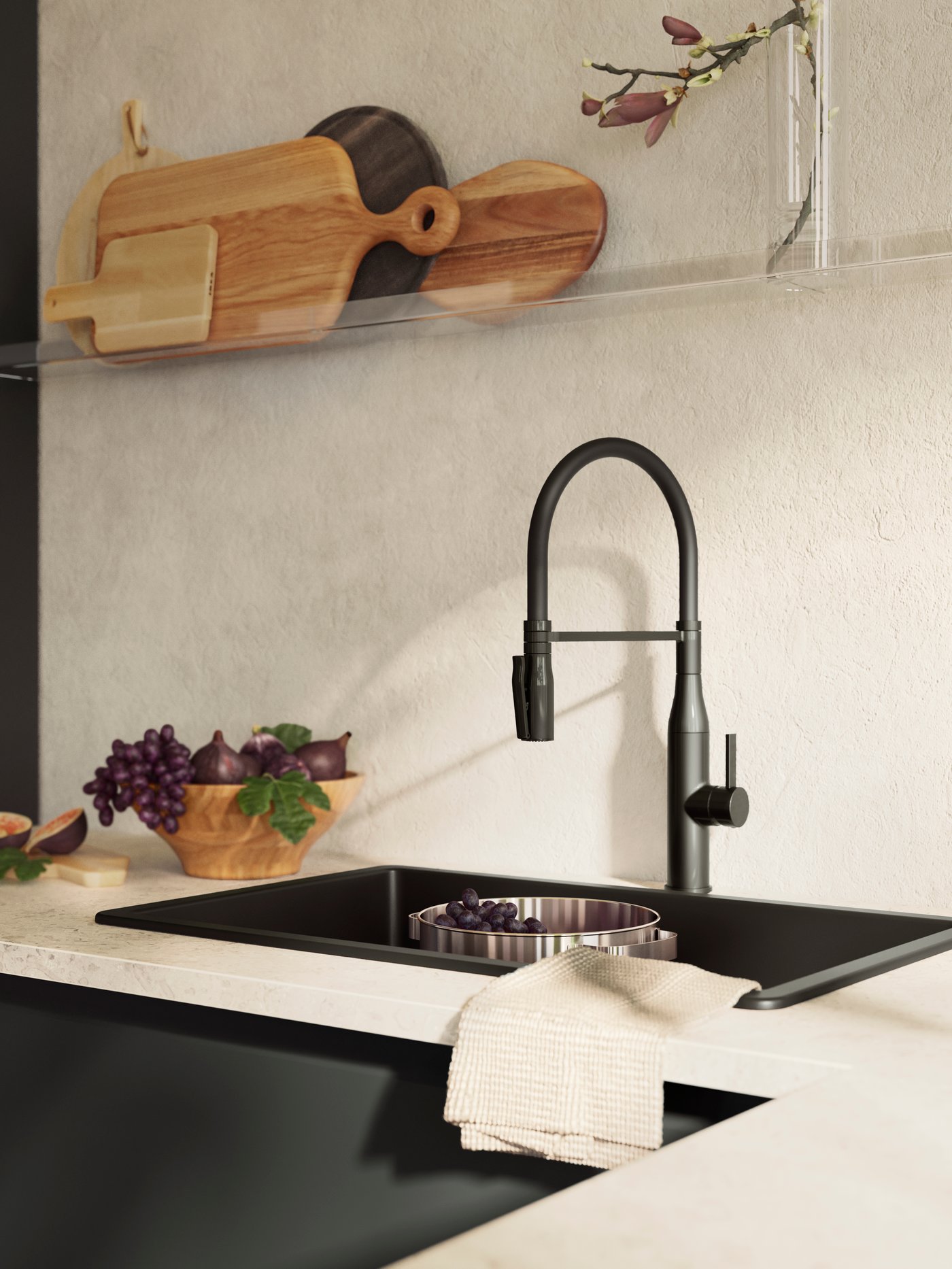 En MELLÖSA hylde i et køkken udstiller forskellige skærebrætter. Nedenfor er en vask med KILSVIKEN vask.