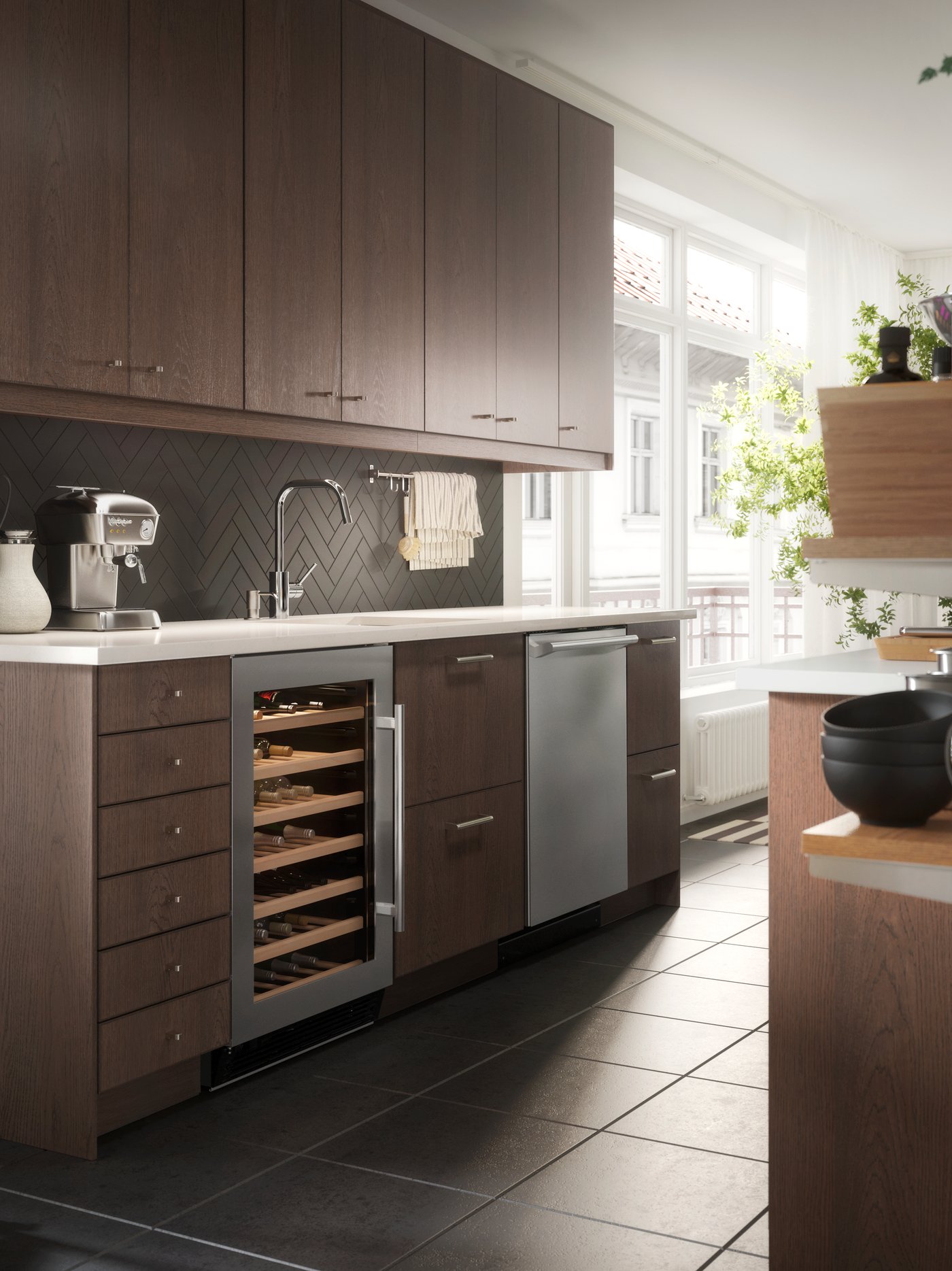 A brown SINARP door in the kitchen