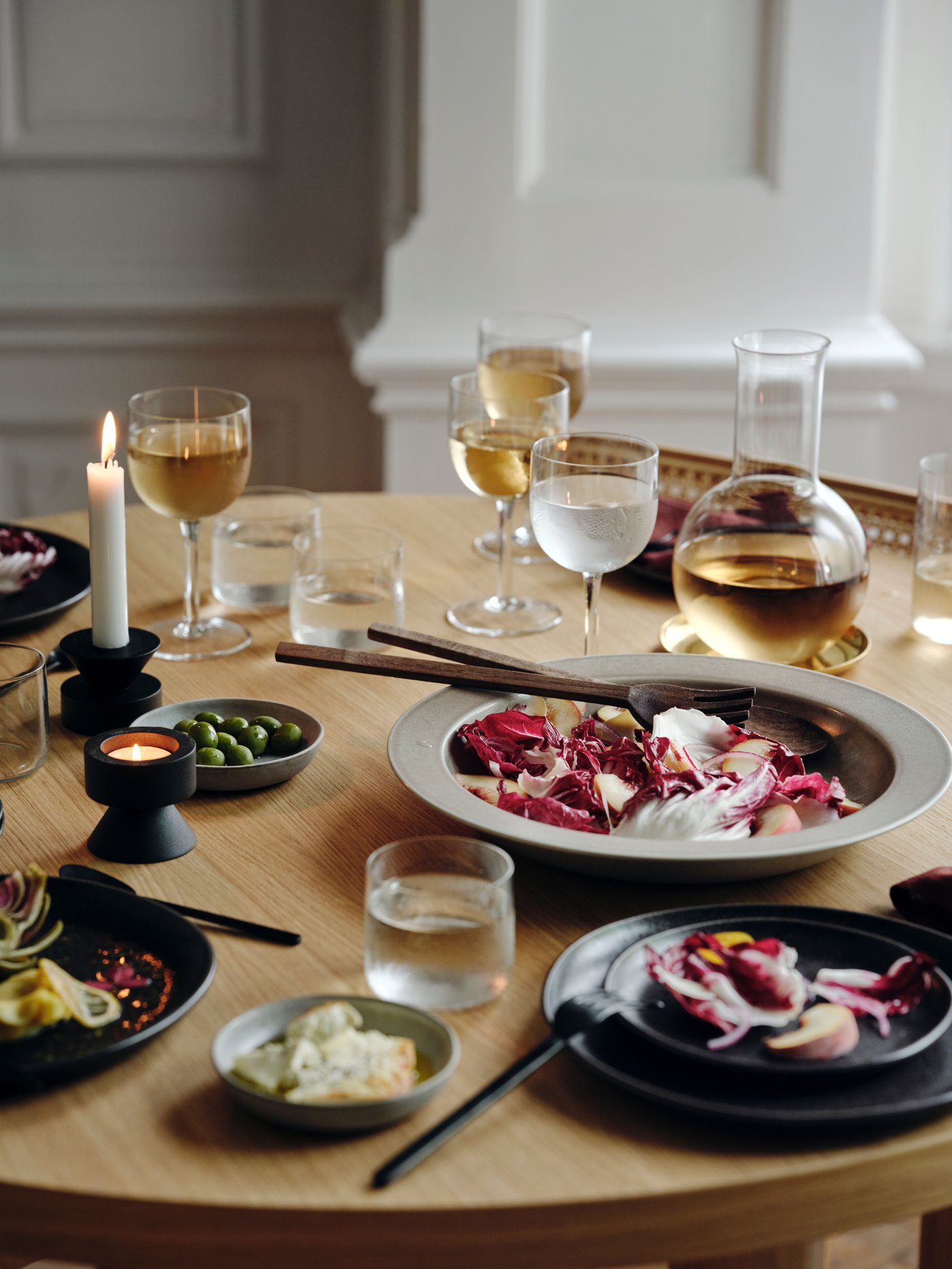 Stół zastawiony zastawą z kolekci STOCKHOLM 2025.