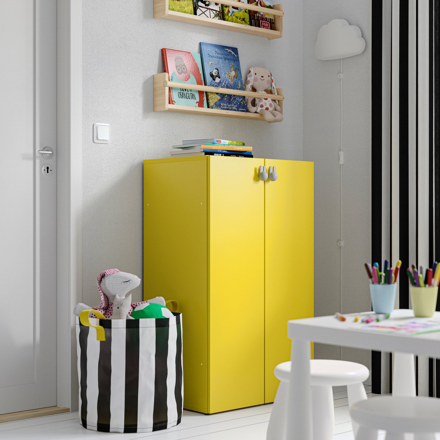 Gele LASTARE kast in een kinderkamer.