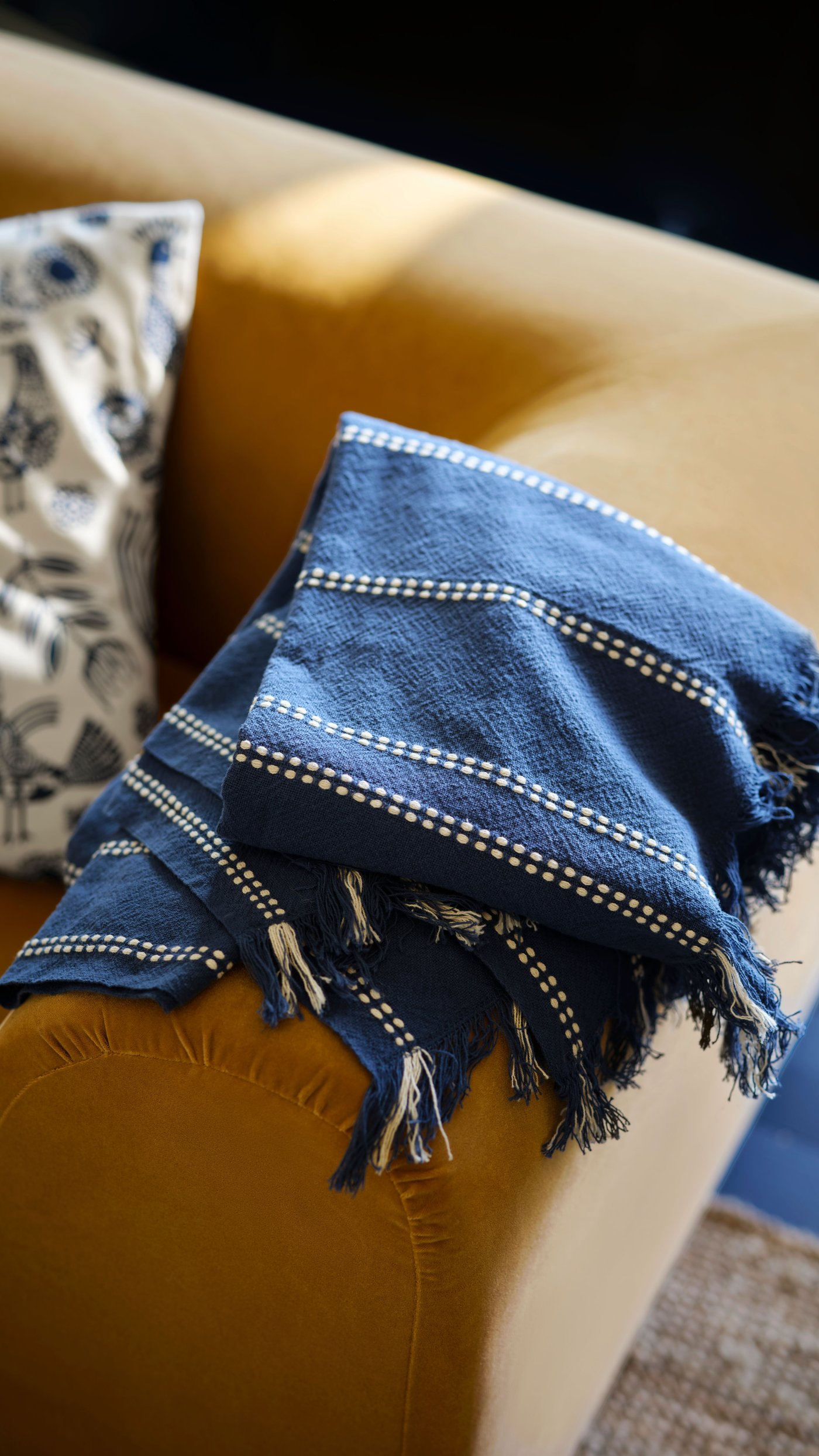 A natural blue/Birds floral pattern KRUTBRÄNNARE cushion cover