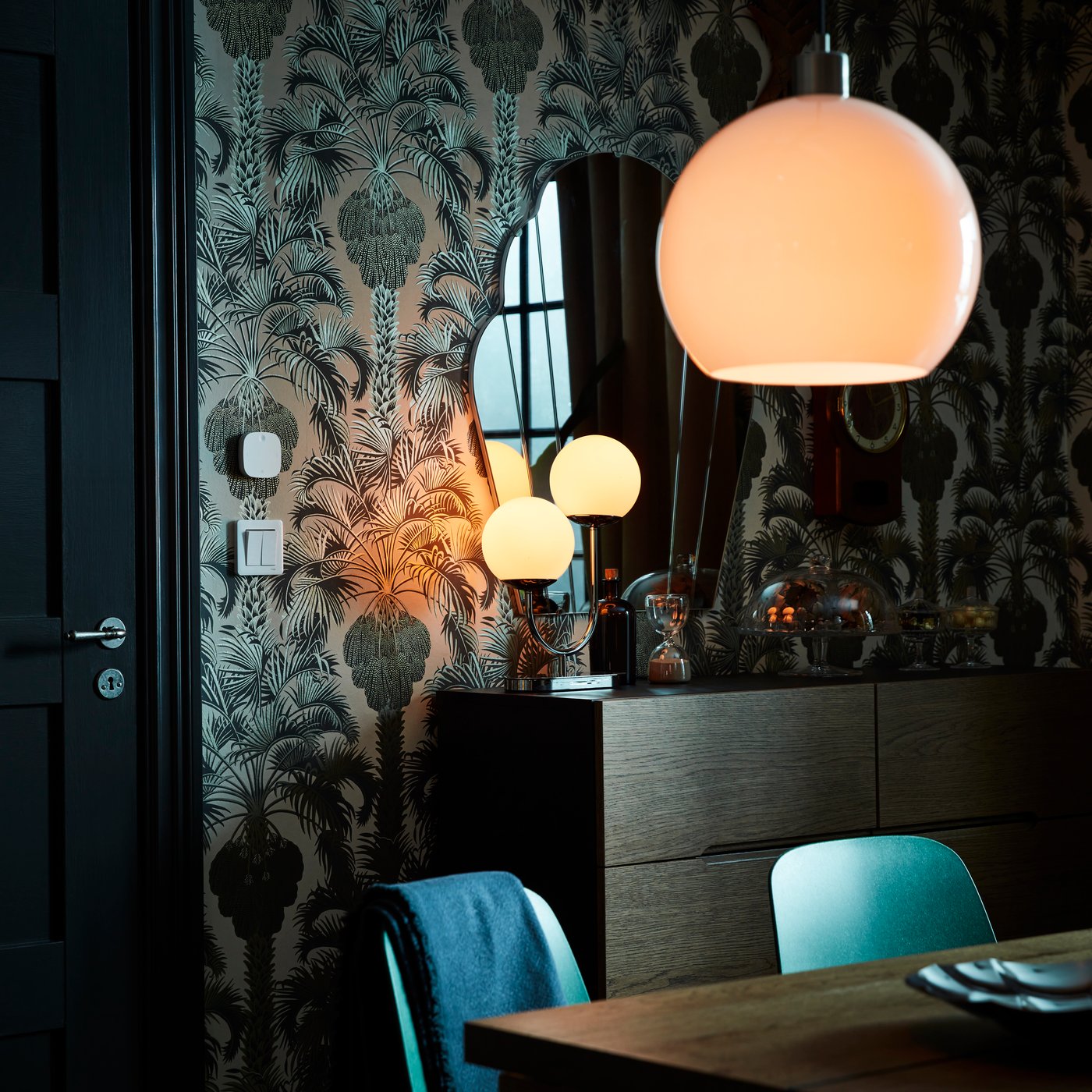 SIMRISHAMN bordlampe i forkromet/opalhvidt glas