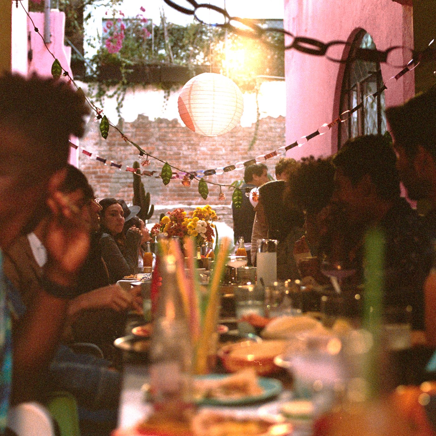 Ein weiß/rosa ÖMSESIDIG Pendelleuchten-Schirm