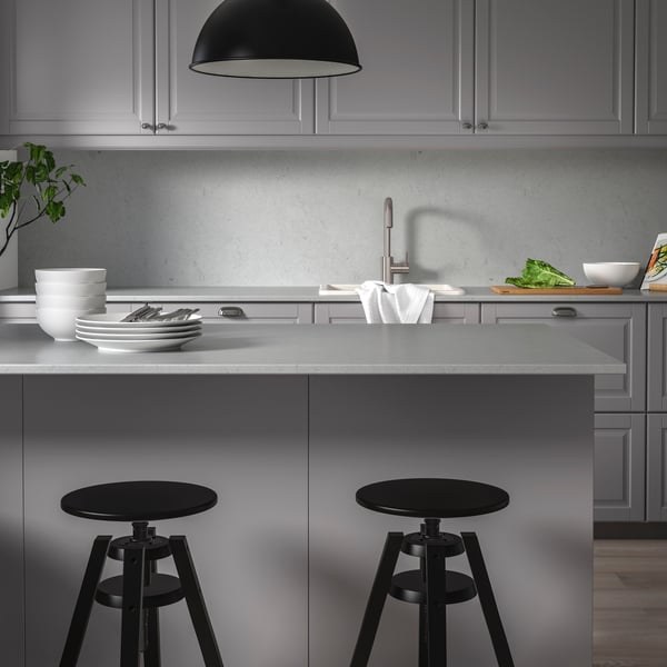 En specialtillverkad TÄRNHULT väggpanel i ljusgrå steneffekt/glaskomposit