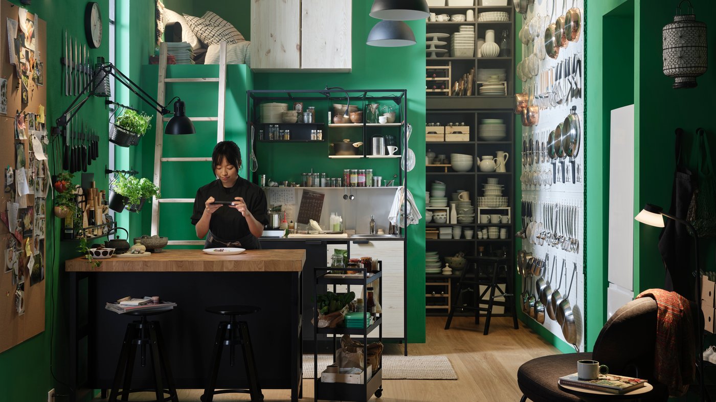 A white SKOGSTUNDRA vase in the kitchen