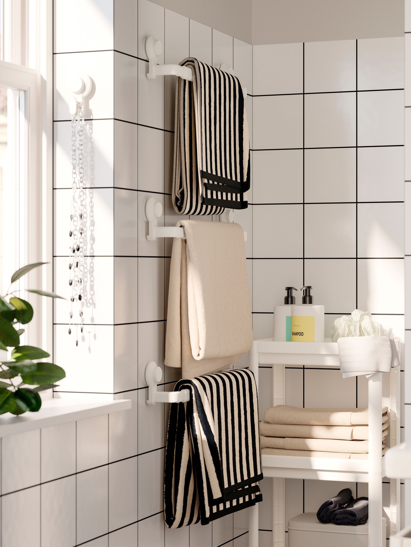 Ein weißer TISKEN-Haken mit Saugnapf für das Badezimmer