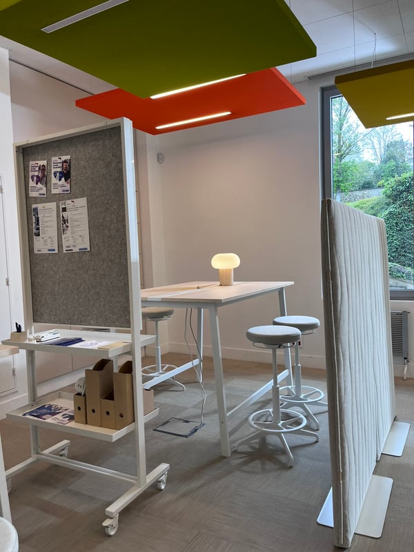 Panneau modulable avec une table en hauteur et des tabourets