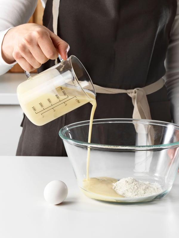 A glass VARDAGEN measuring jug