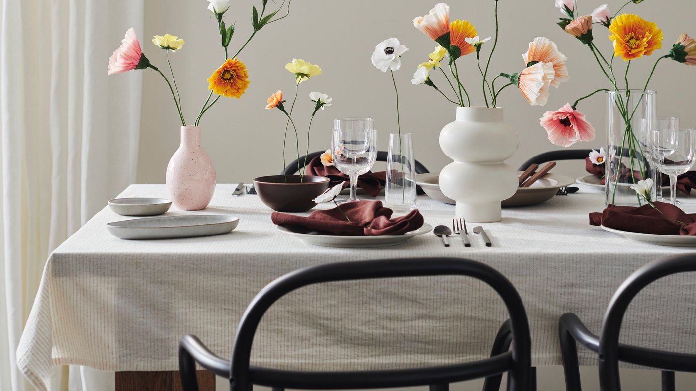 A pale pink/blue BLODBJÖRK vase in the dining room