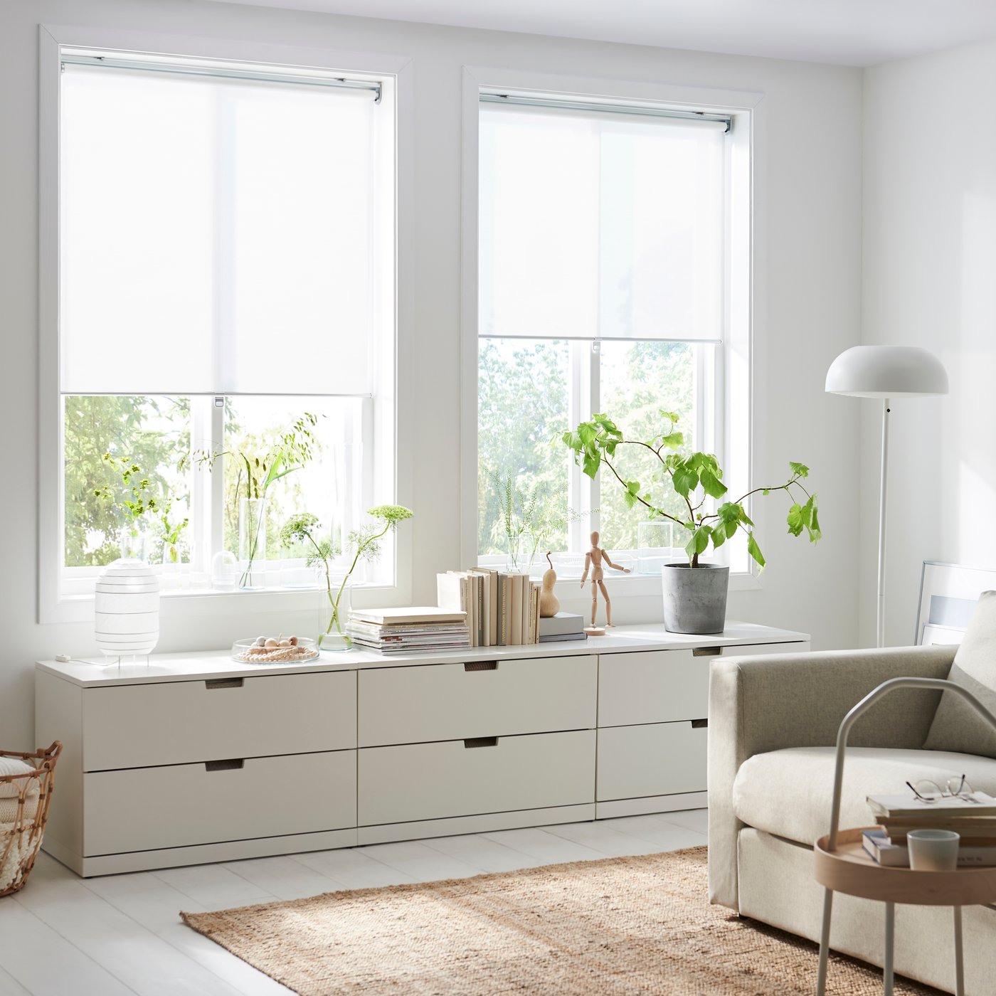 A white SKOGSKLÖVER roller blind