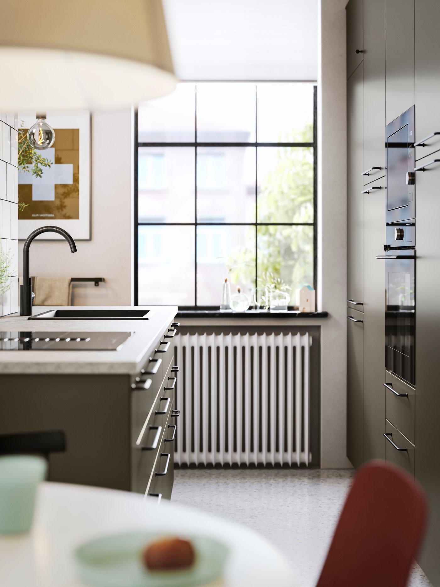 Una cocina con muebles de cocina IKEA donde destaca un gabinete de 3 cajones.