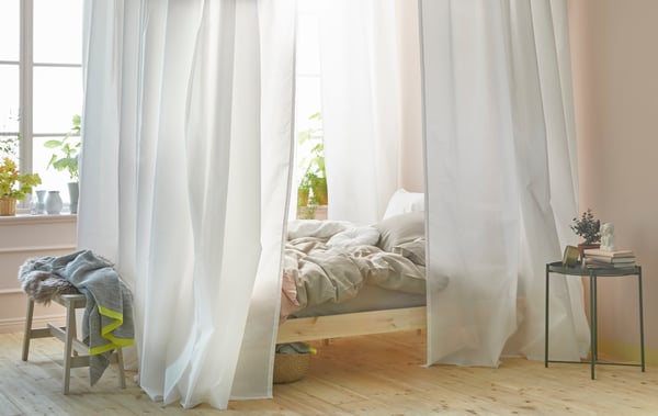 Une table à plateau GLADOM vert foncé dans la chambre à coucher