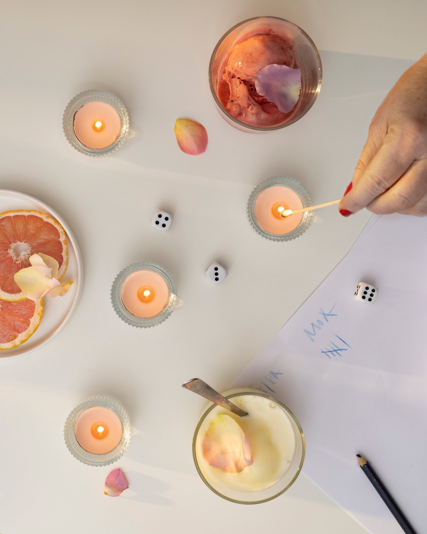 Světle růžové vonné čajové svíčky ÄDELSYREN s vůní grapefruitu a růže