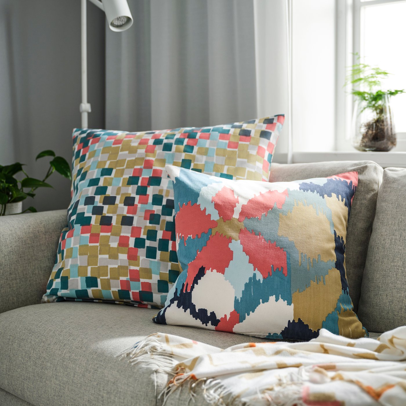 A white/dark blue GAFFELFIBBLA cushion cover