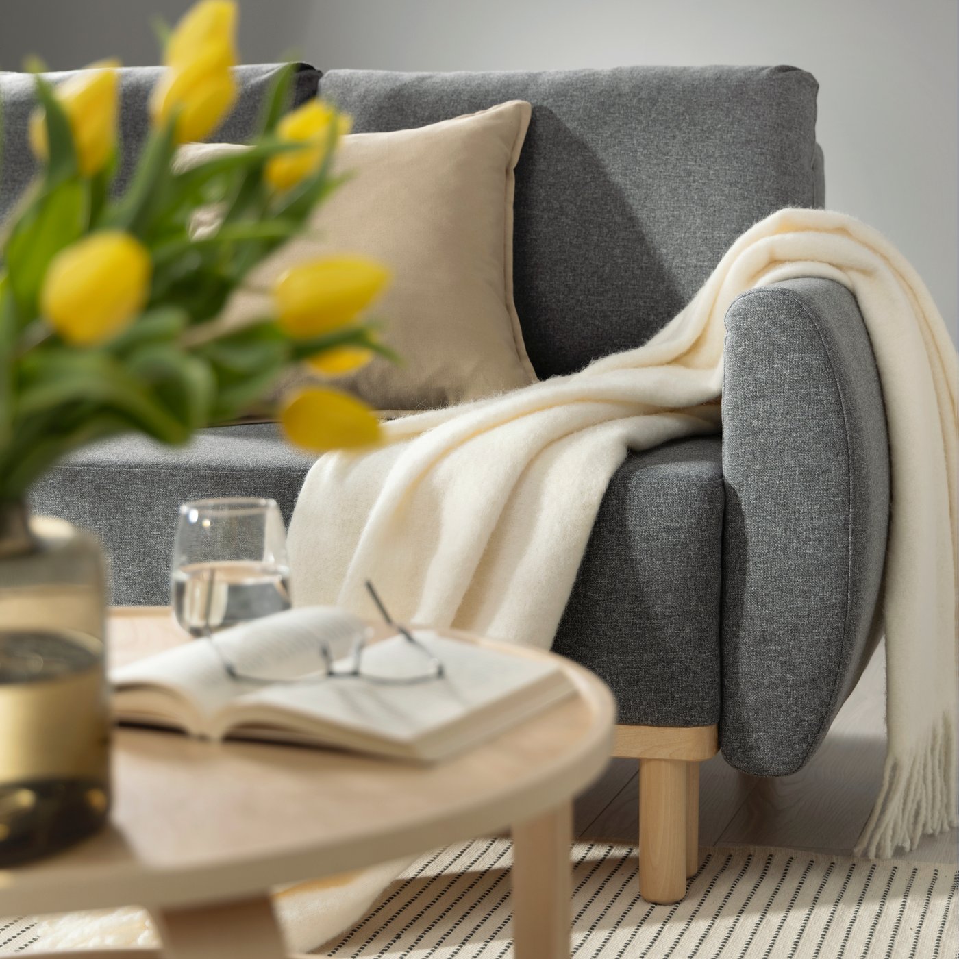 Ein mittelgraues GRUNNARP 3-er Sofa.