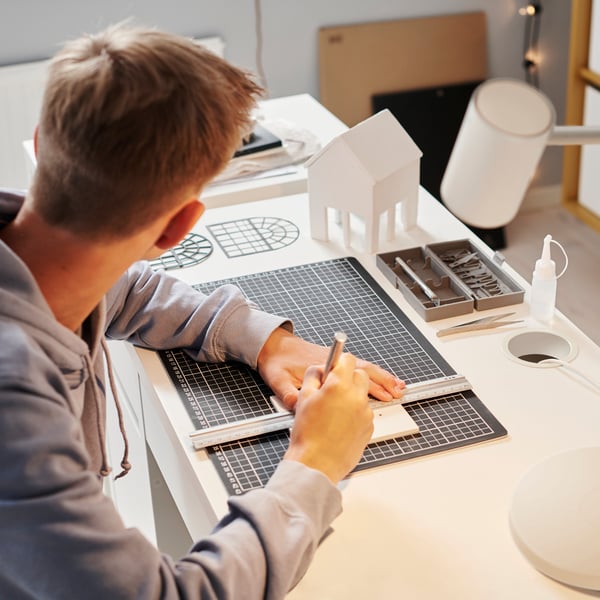 A white/anthracite MICKE desk