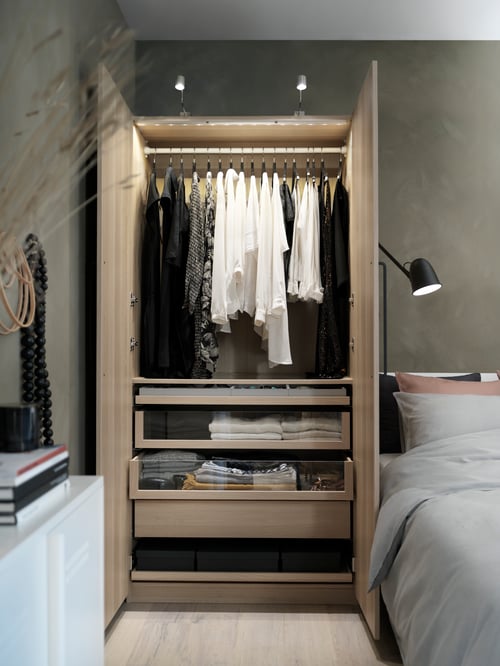 Blick auf eine KOMPLEMENT Kleiderschrankkombination mit KOMPLEMENT Schublade mit Glasfront und KOMPLEMENT Schublade.
