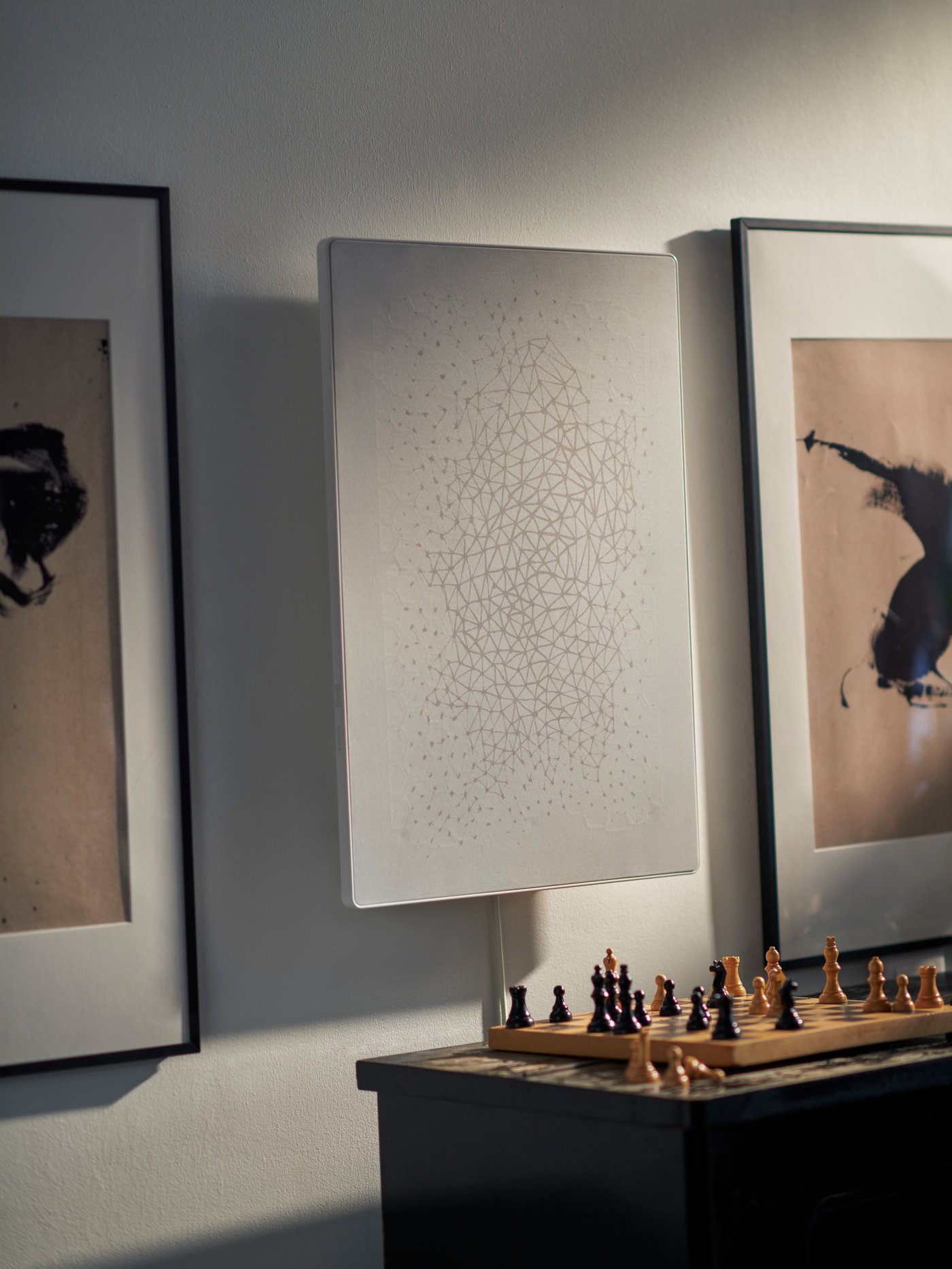 En hvid/smart SYMFONISK billedramme med WiFi højttaler
