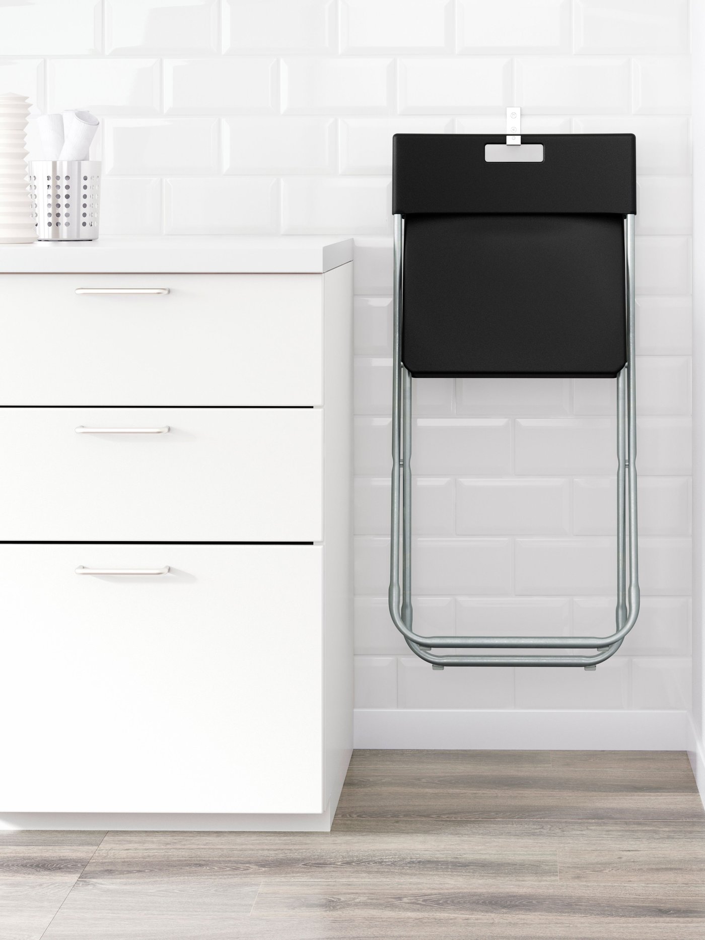 En svart GUNDE hopfällbar pall