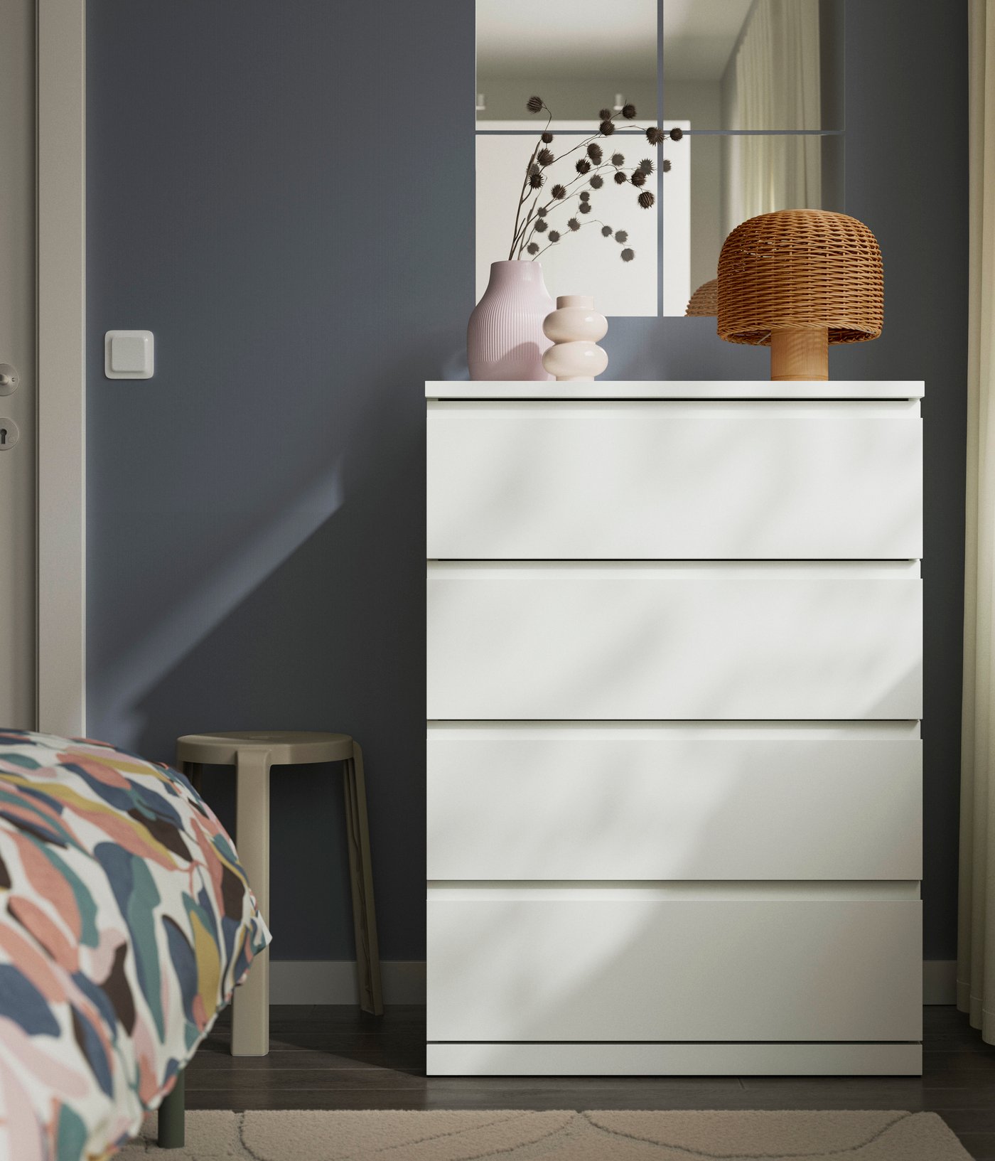 une commode STORKLINTA blanche dans une chambre à coucher