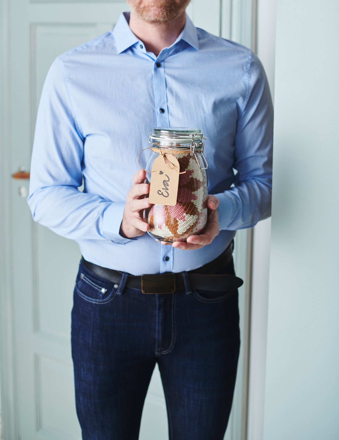 Ein schwarz-weißes GIVANDE-Geschenkanhänger im Wohnzimmer