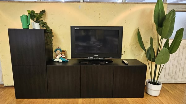 濃いブラウンが印象的なテレビ台。