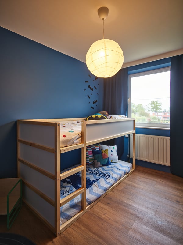 Een wit/dennen KURA omkeerbaar bed