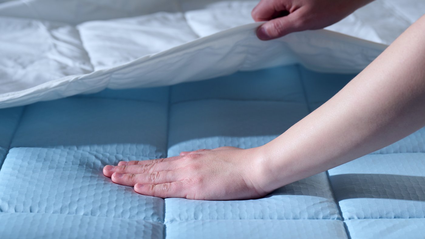 A beige/blue KEJSAROLVON mattress protector