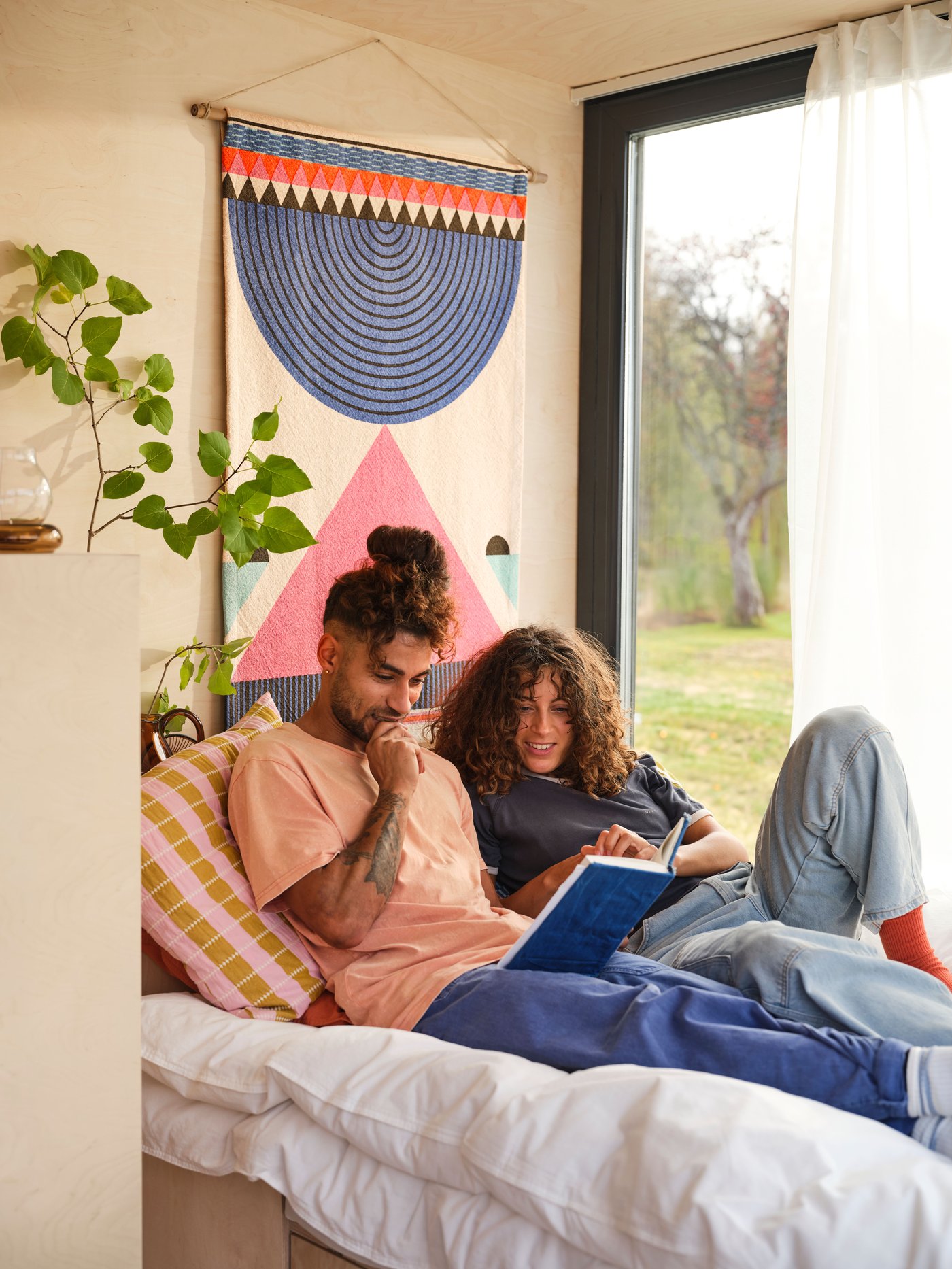 A white ÄNGSLILJA duvet cover and pillowcase in the bedroom