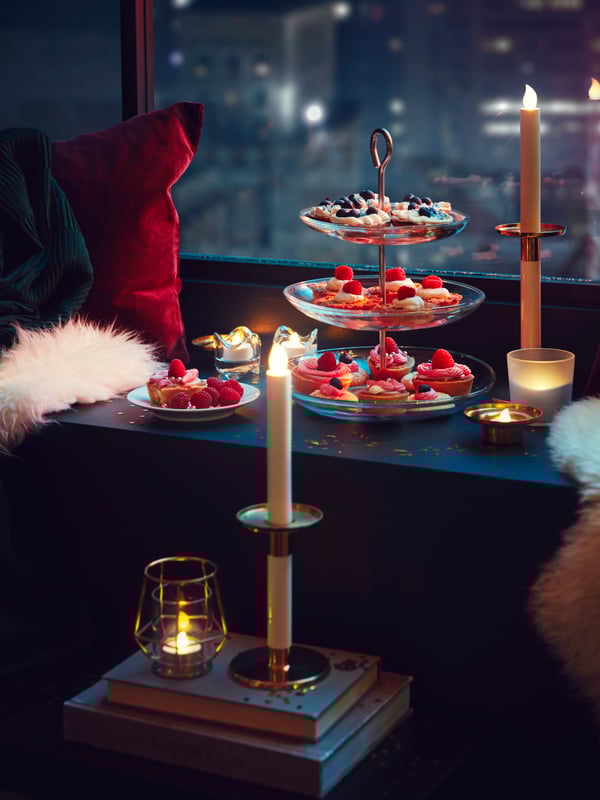 Ein roter SANELA-Kissenbezug im Wohnzimmer